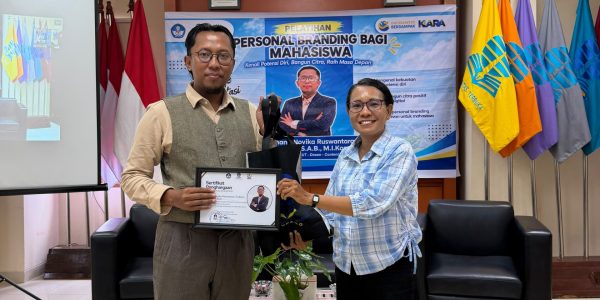 PERKUAT KOMPETENSI MAHASISWA UT KUPANG MELALUI PELATIHAN PERSONAL BRANDING