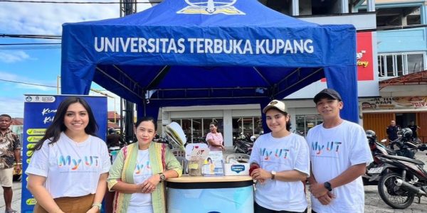UT Kupang Hadir dalam Pawai Paskah Pemuda GMIT dan Membagikan Telur Paskah kepada Peserta